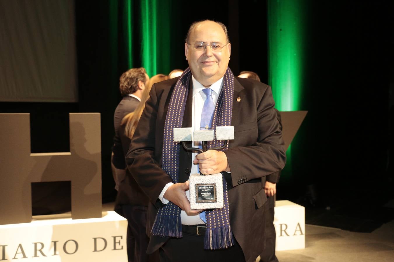 Jueves, 27 noviembre: La gala de entrega de los premios destaca el reto de alcance regional que supone la capitalidad gastronómica de Cáceres en el año 2015. y la Semana Santa cacereña. José Manuel Martín Cisneros, presidente de la Unión de Cofradías Penitenciales, rocogió el premio. de la Semana Santa Fotografía: Lorenzo Cordero