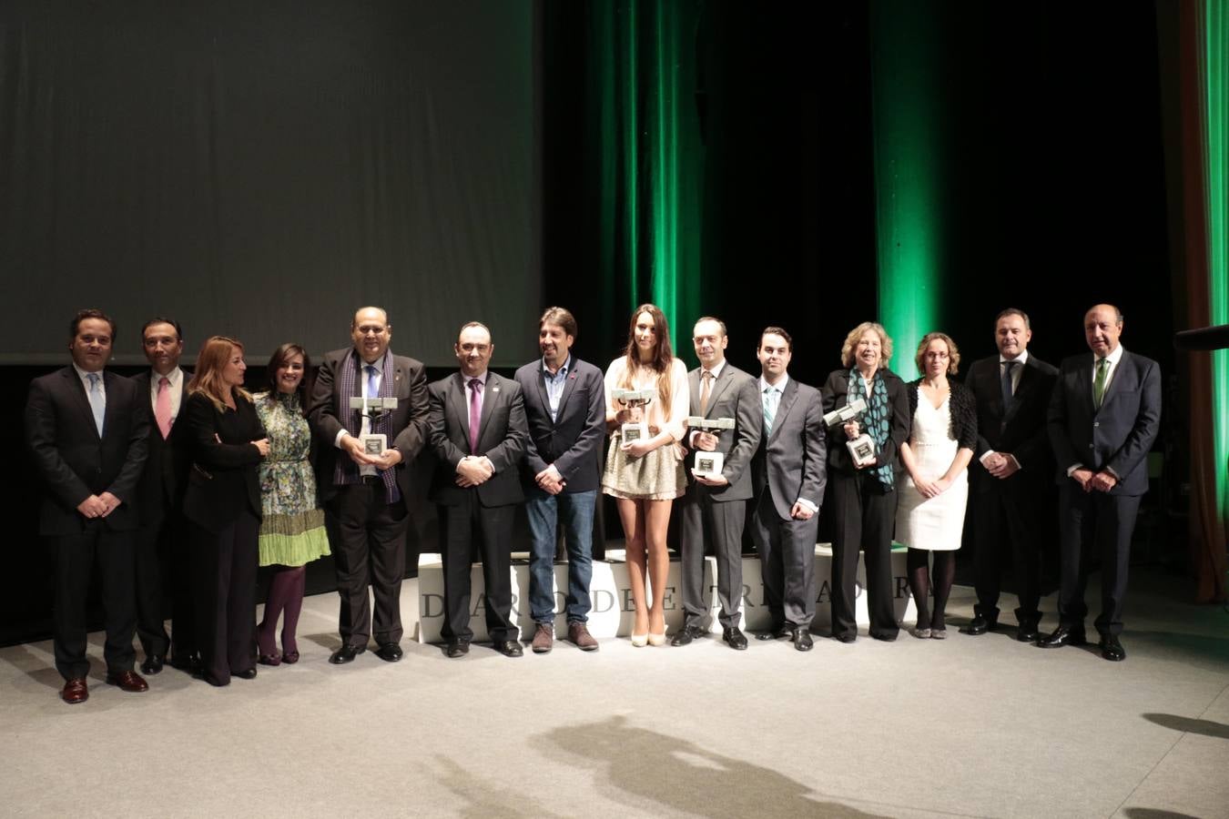 Foto de familia de los premiados, autoridades y periodistas que entregaron los premios
