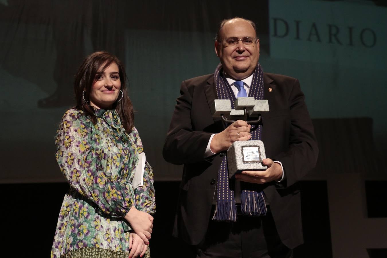 José Manuel Martín Cisneros recoge el premio a la Semana Santa cacereña de manos de María José Torrejón