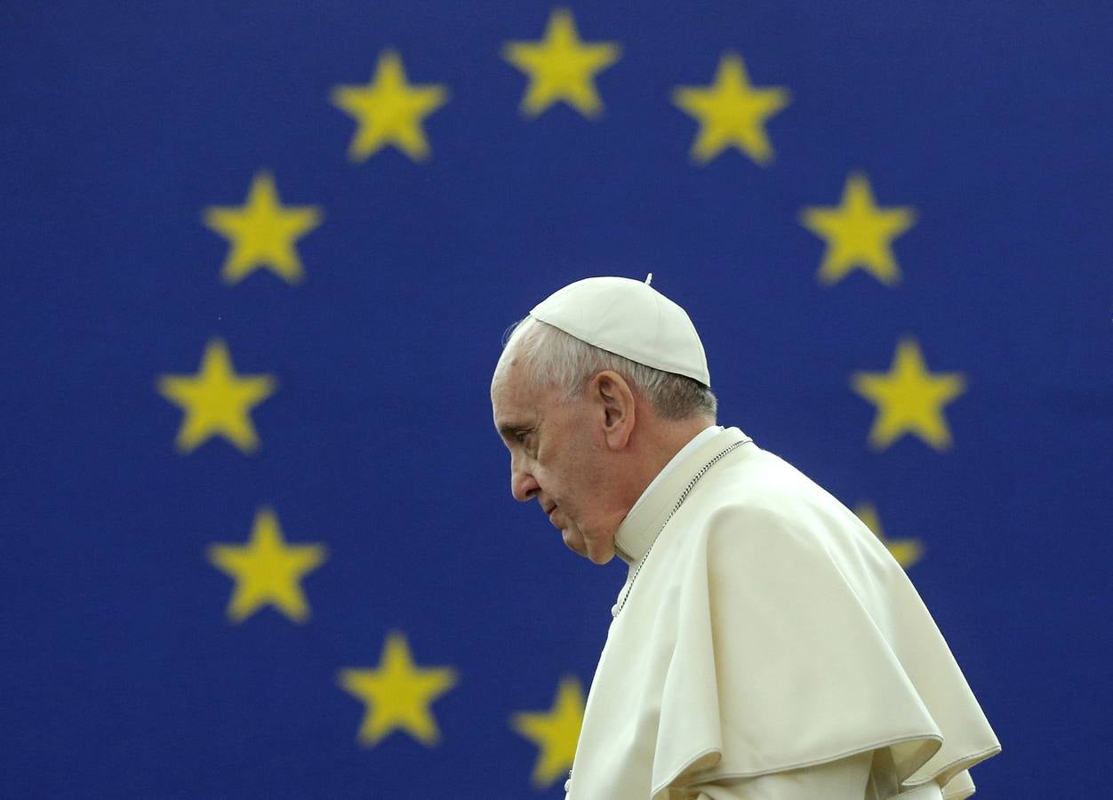 Martes, 25 de noviembre. El papa Francisco recordó hoy a Europa su "responsabilidad en el desarrollo cultural de la humanidad" y llamó además ante el Consejo de Europa a que tenga una "correcta relación entre religión y sociedad" en si visita al Parlamento Europeo. Fotografía: EFE