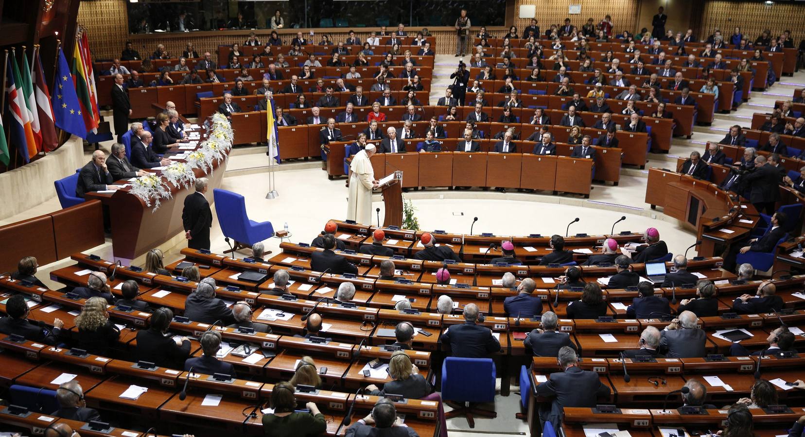 Martes, 25 de noviembre. El papa Francisco recordó hoy a Europa su "responsabilidad en el desarrollo cultural de la humanidad" y llamó además ante el Consejo de Europa a que tenga una "correcta relación entre religión y sociedad" en si visita al Parlamento Europeo. Fotografía: EFE