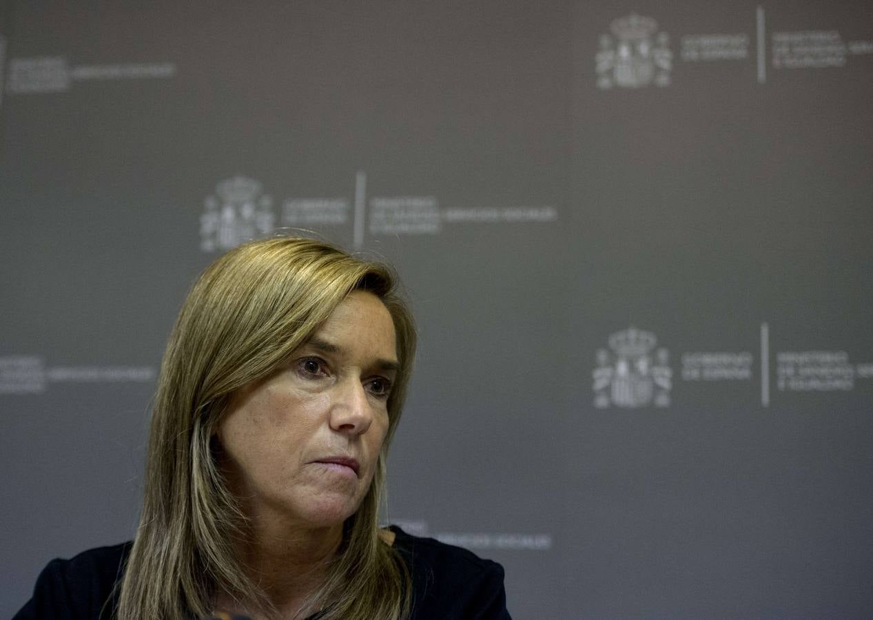 Miércoles, 26 de noviembre: La ministra de Sanidad, Ana Mato, que presentó su dimisión, tras la publicación del auto del juez Pablo Ruz sobre el caso Gürtel. Fotografía: Agencias