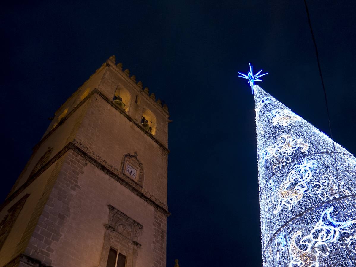 Jueves, 28 de noviembre. Ya es Navidad en Badajoz. En este día se produjo el encendido de las luces navideñas en la capital pacense. Fotografía: Pakopí