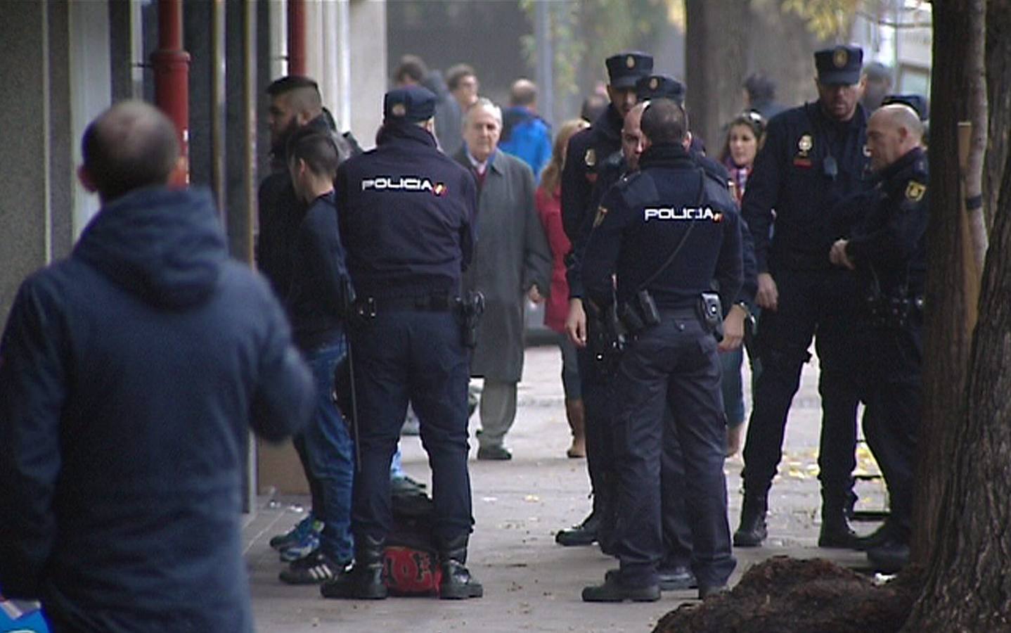 Domingo, 30 de oviembre. Detención de algunos de los implicados en la reyerta en la que ha muerto un ultra de los Riazor Blues tras una pelea con radicales del Frente Atlético. Francisco Javier Romero Taboada 'Jimmy', fue rescatado del río con traumatismo craneoencefálico e hipotermia, sin que los médicos pudieran salvarle la vida. Fotografía: EFE