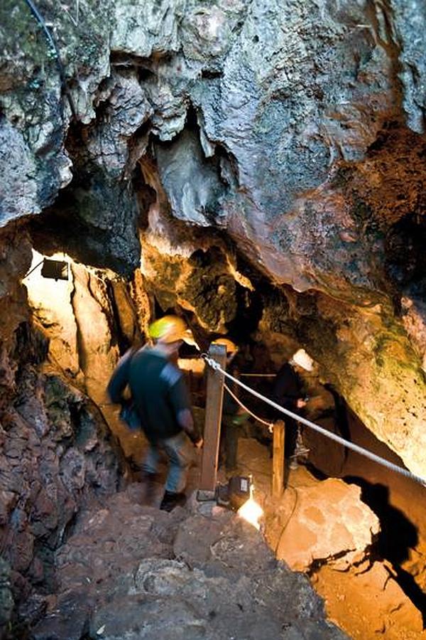 Visitantes en las cuevas de Fuentes de León.