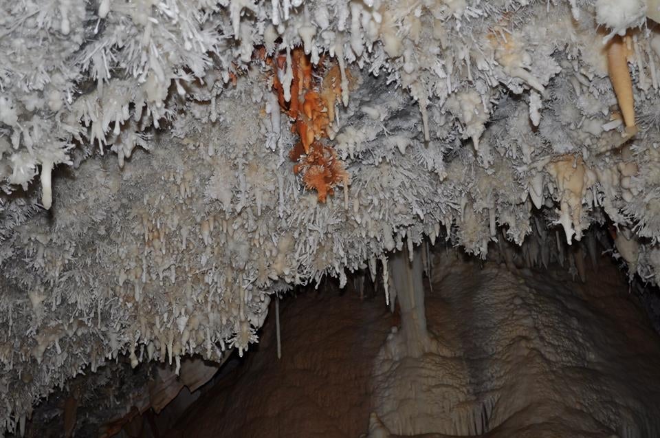Espeleotemas en el interior de la cueva de Castañar de Ibor
