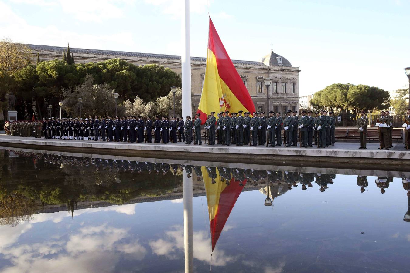 El izado de bandera abre los actos del día de la Constitución