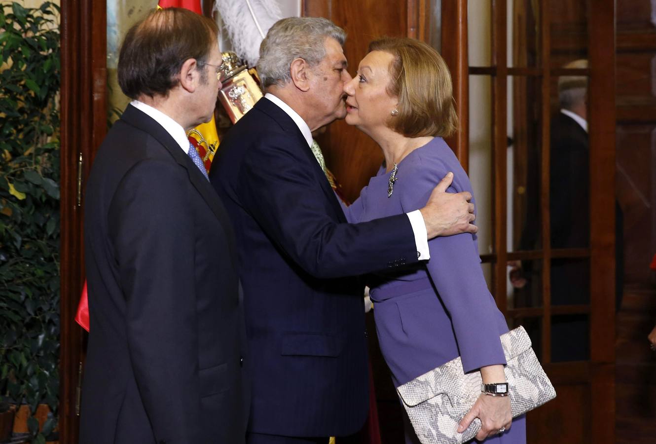 Posada, en presencia del presidente del Senado, Pío Garcia Escudero,saluda a la presidente del Gobierno de Aragón, Luisa Fernanda Rudi.