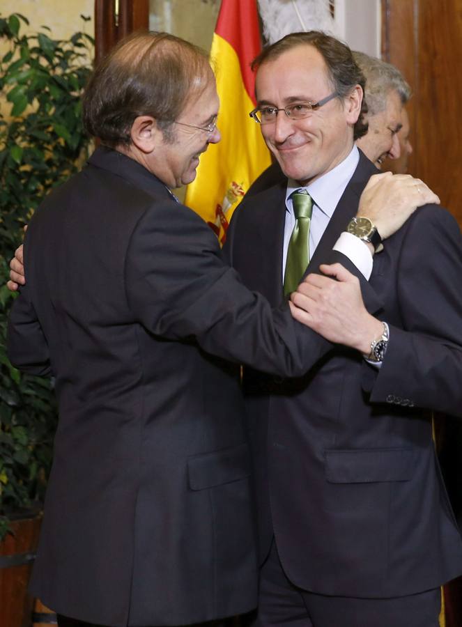 Alfonso Alonso recibe el cariñoso saludo del presidente del Senado a su llegada al Hemiciclo.