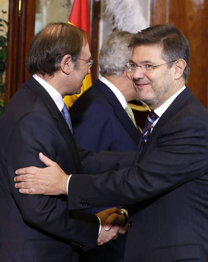 El presidente del Senado saluda al ministro de Justicia, Rafael Catalá.