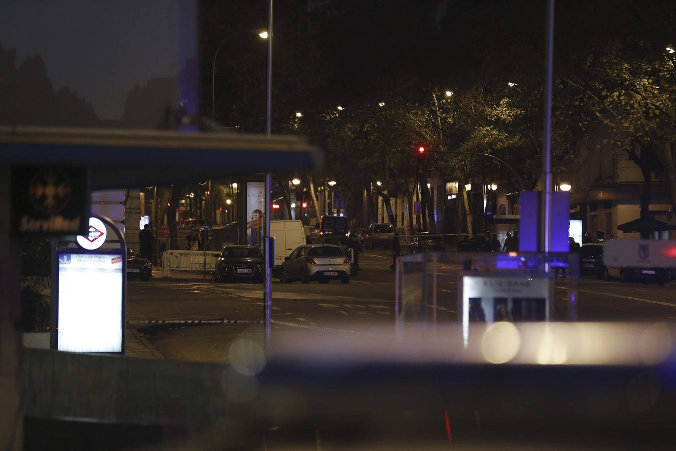 Un vehículo cargado con dos bombonas de butano se ha estrellado contra la sede del PP en la madrileña calle de Génova, sin que se hayan producido daños personales, aunque sí materiales.