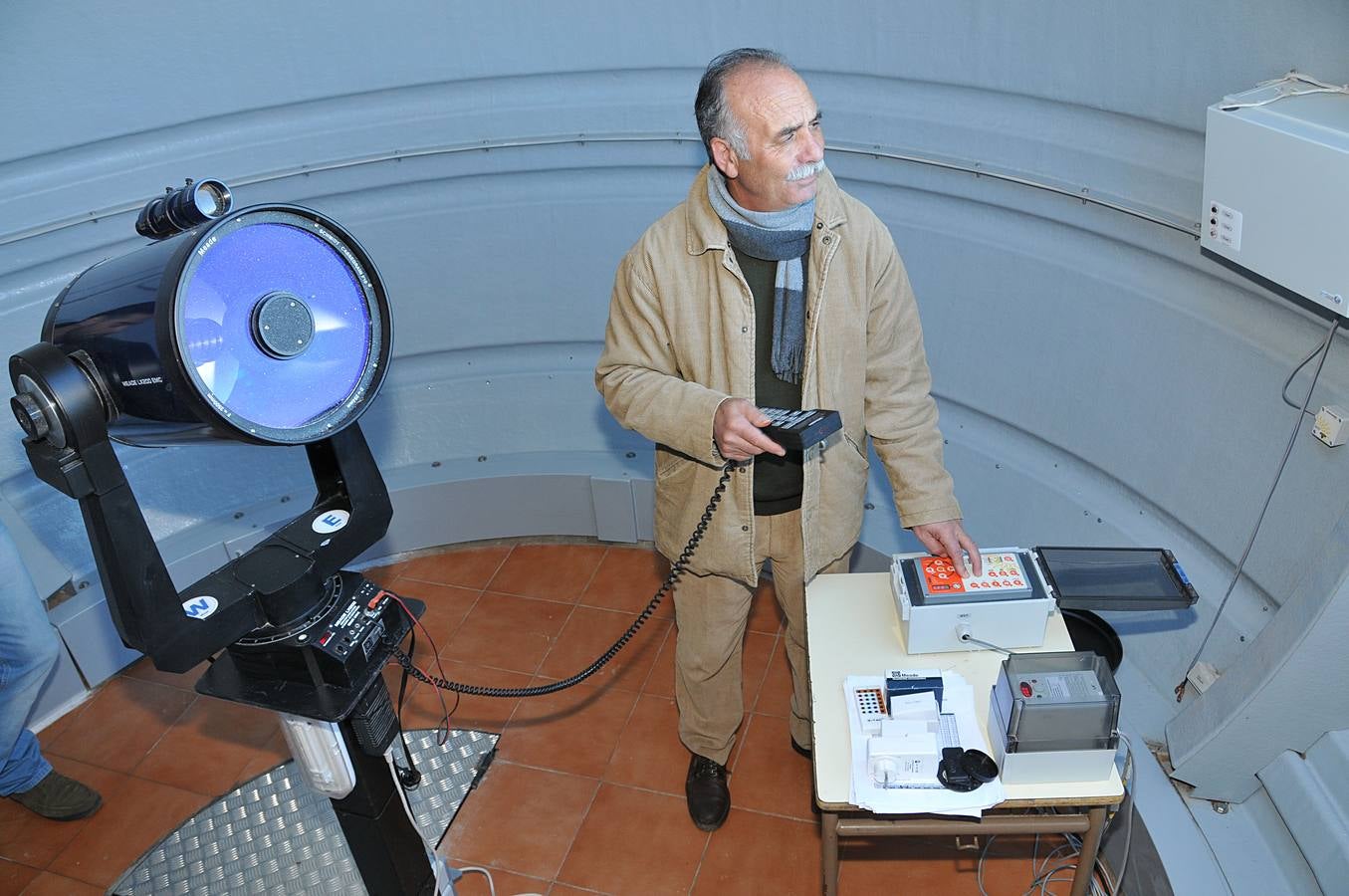 Eliodoro Sánchez, concejal de Torrejón, junto al telescopio