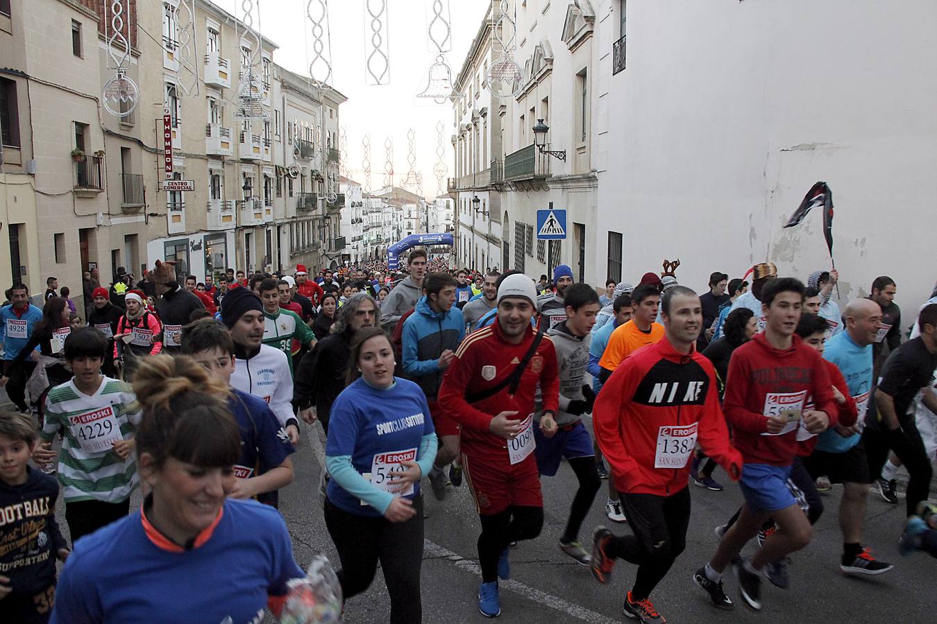 6.000 personas despiden el año corriendo en la San Silvestre cacereña