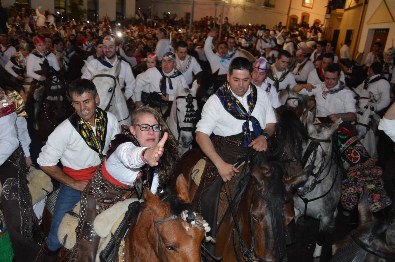 Viernes, 16 de enero. Celebración de la festividad de La Encamisá en la población extremeña de Navalvillar de Pela. Durante un recorrido de tres horas, peleños y forasteros lanzan vivas a su patrón, San Antón, en una liturgia que desborda la alegría de todos los participantes y que conmemora la victoria de los vecinos de la localidad sobre un ejército árabe cuando estos, en sus conquistas por la península, intentaron invadir el pueblo. Fotografia: Fran Horrillo