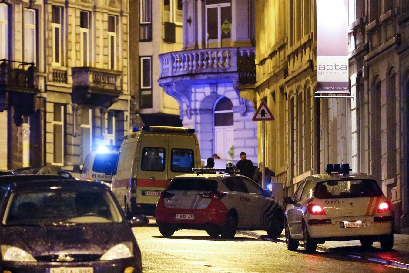 Jueves, 15 de enero. Varios antidisturbios vigilaban los accesos cerrados a la calle donde se llevó a cabo una operación antiterrorista en la ciudad de Verviers, situada en la provincia de Lieja, Bélgica. Dos personas murieron y una tercera resultó herida en la intervención policial contra un presunto grupo terrorista, que acabó también con varias personas detenidas. Fotografías: Agencias.