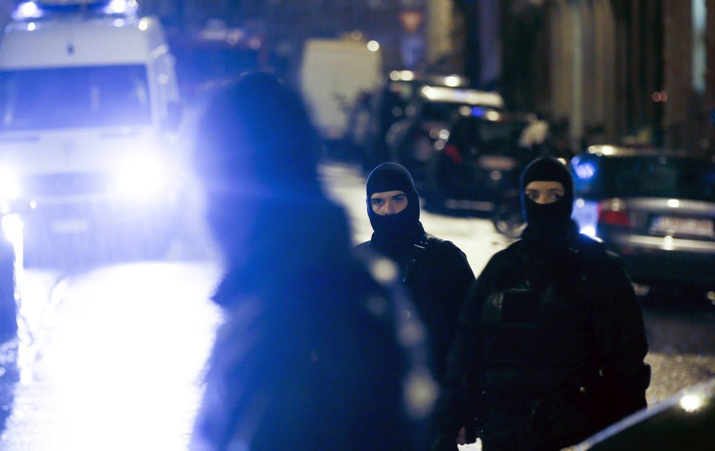 Jueves, 15 de enero. Varios antidisturbios vigilaban los accesos cerrados a la calle donde se llevó a cabo una operación antiterrorista en la ciudad de Verviers, situada en la provincia de Lieja, Bélgica. Dos personas murieron y una tercera resultó herida en la intervención policial contra un presunto grupo terrorista, que acabó también con varias personas detenidas. Fotografías: Agencias.