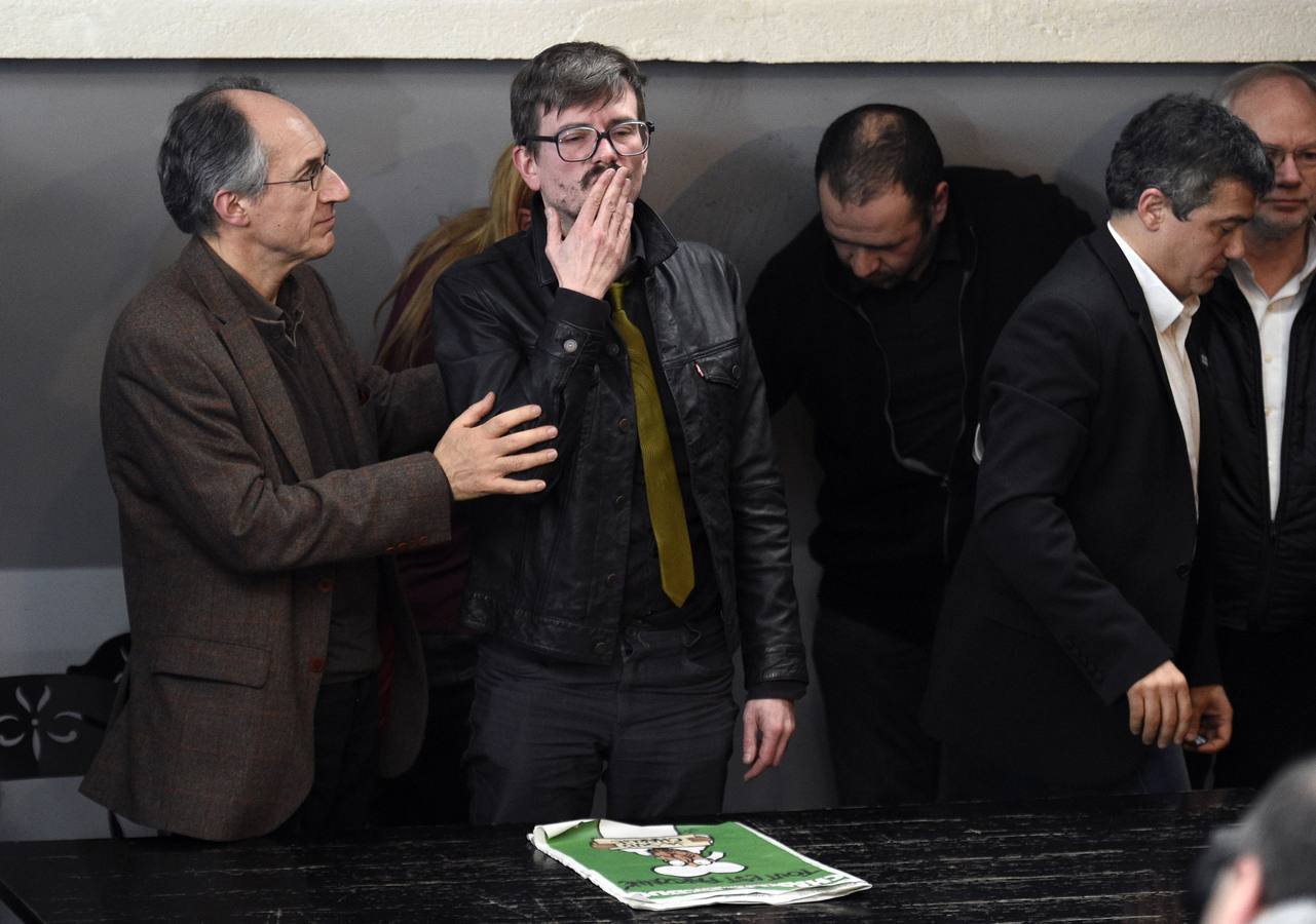 Martes, 13 de enero. El dibujante francés Renald Luzier (c), es consolado por Gerard Briard (i), jefe de edición del semanario satírico francés Charlie Hebdo y por el editor Patrick Pelloux, durante la conferencia de prensa en las oficinas del diario francés Liberation, en la que se presentó un nuevo número del semanario con una desafiante portada donde el profeta Mahoma llora bajo el titular "Todo está perdonado". Fotografías: Agencias