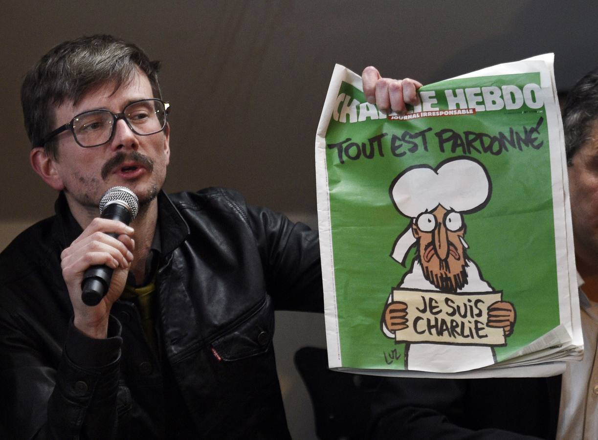 Martes, 13 de enero. El dibujante francés Renald Luzier durante la conferencia de prensa en las oficinas del diario francés Liberation, en la que se presentó un nuevo número del semanario con una desafiante portada donde el profeta Mahoma llora bajo el titular "Todo está perdonado". Fotografías: Agencias