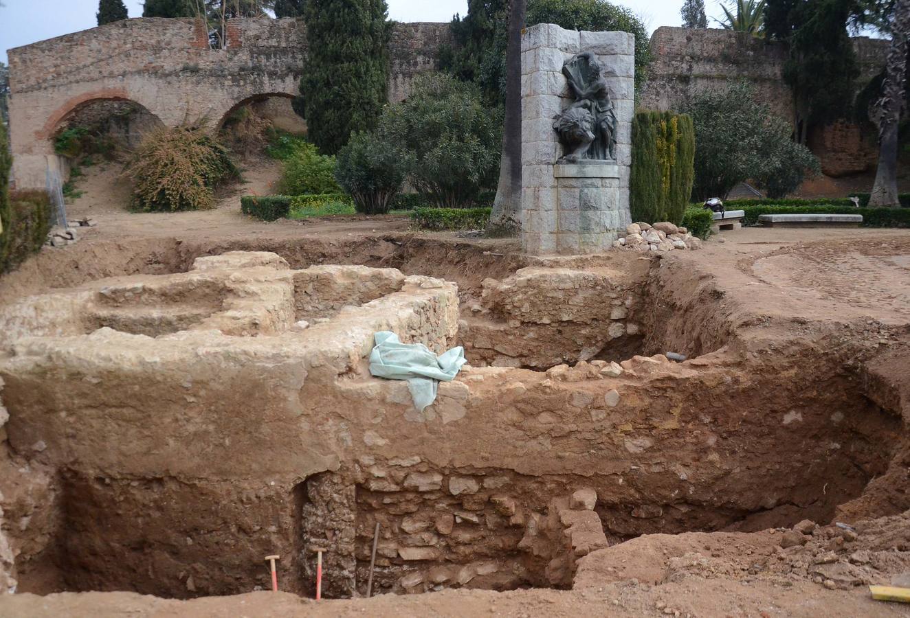 Miércoles, 14 de enero. Aparece el muro medieval y la antigua puerta en el baluarte de la Trinidad de Badajoz. Esta muralla se conocía a través de la cartografía histórica de la ciudad, pero hasta ahora no existía constatación arqueológica de los restos. Fotografía: Casimiro Moreno