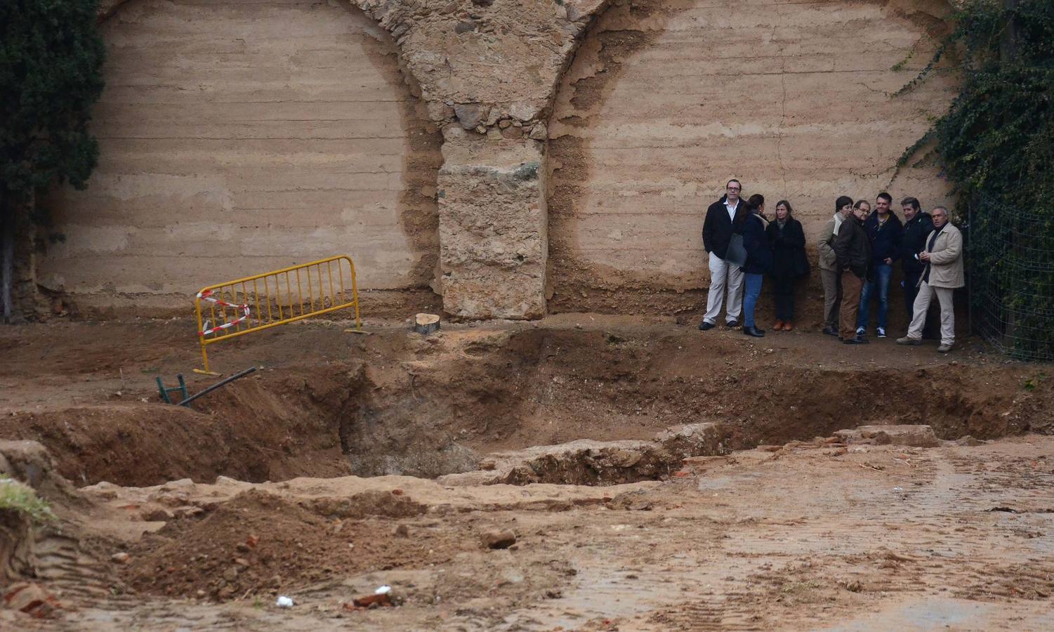 Miércoles, 14 de enero. Aparece el muro medieval y la antigua puerta en el baluarte de la Trinidad de Badajoz. Esta muralla se conocía a través de la cartografía histórica de la ciudad, pero hasta ahora no existía constatación arqueológica de los restos. Fotografía: Casimiro Moreno