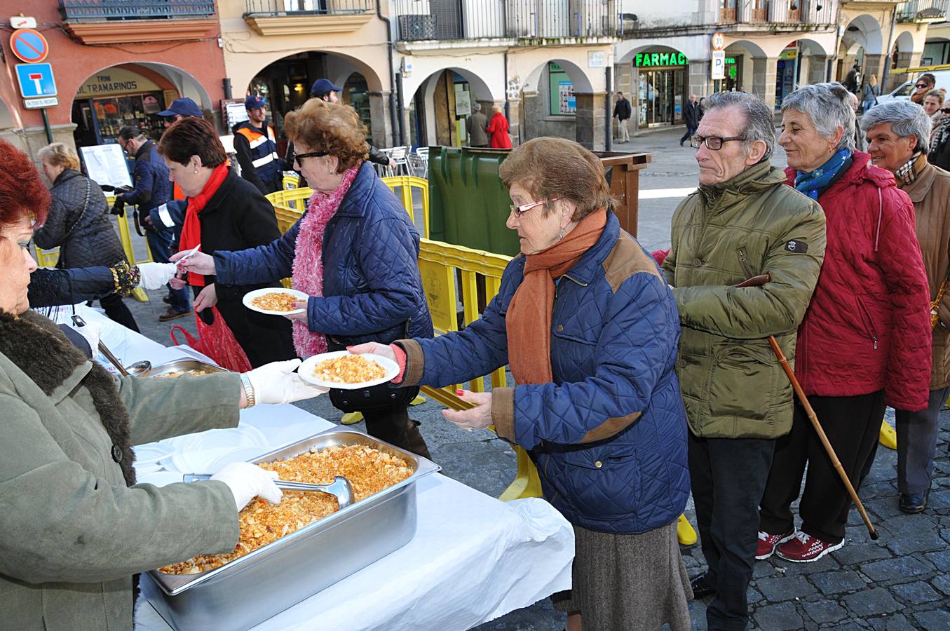 Plasencia celebra el día de San Fulgencio con migas en la Plaza Mayor