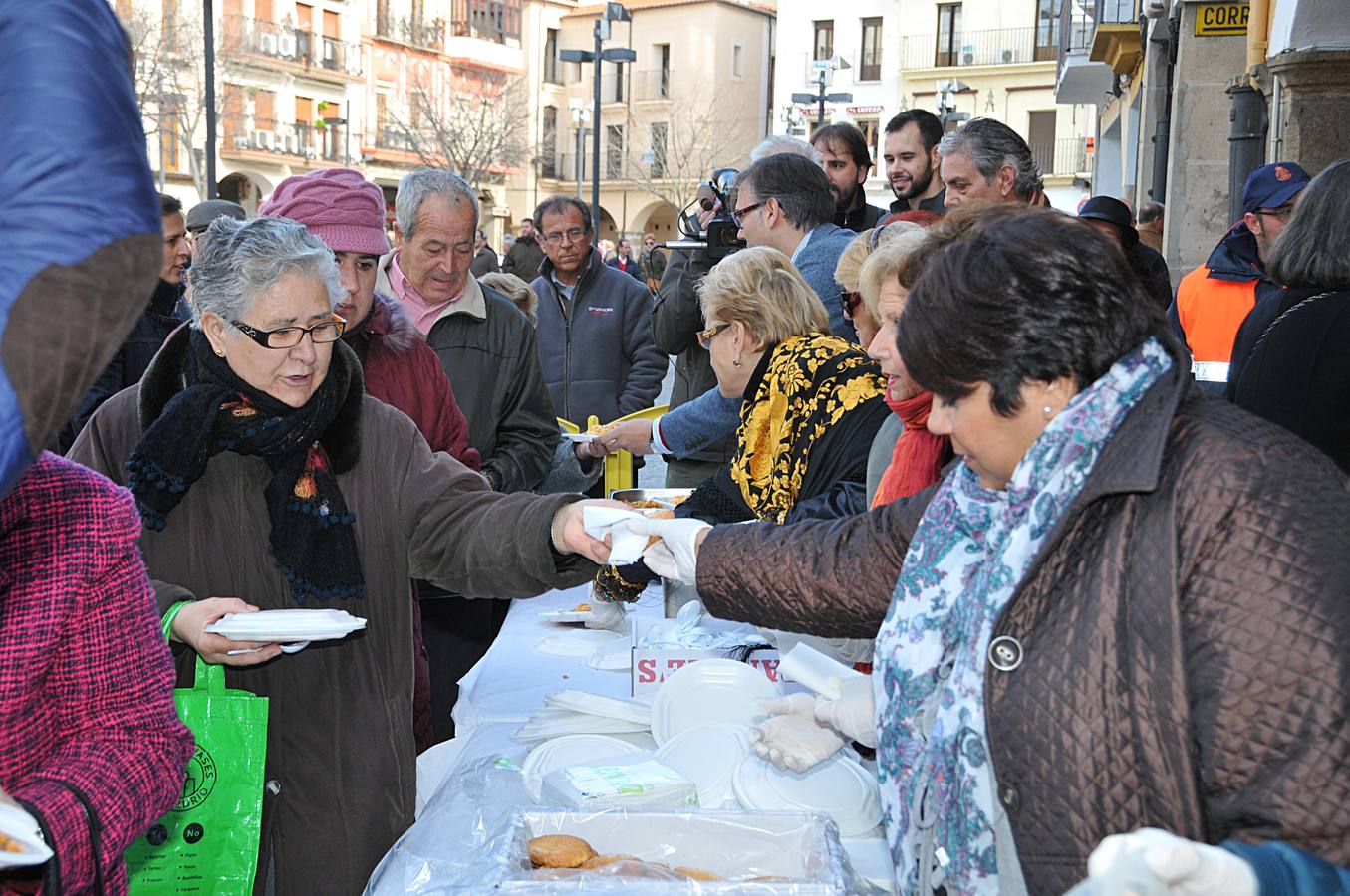 Plasencia celebra el día de San Fulgencio con migas en la Plaza Mayor