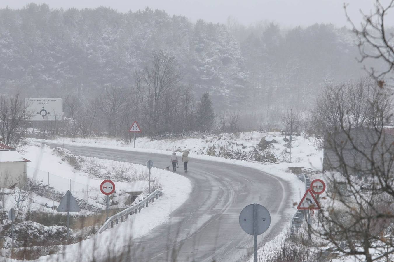 Domingo, 18 de enero: La primera nevada en Extremadura dejó cortada la carretera CC-102 en el Puerto de Honduras (Cáceres), en el municipio de Piornal, por la acumulación de nieve, El corte a la circulación se produjo entre los kilómetros 5 y 20 de la vía.También por nieve, había ayer dificultades entre Piornal y Garganta la Olla. Fotografia: Andy Solé