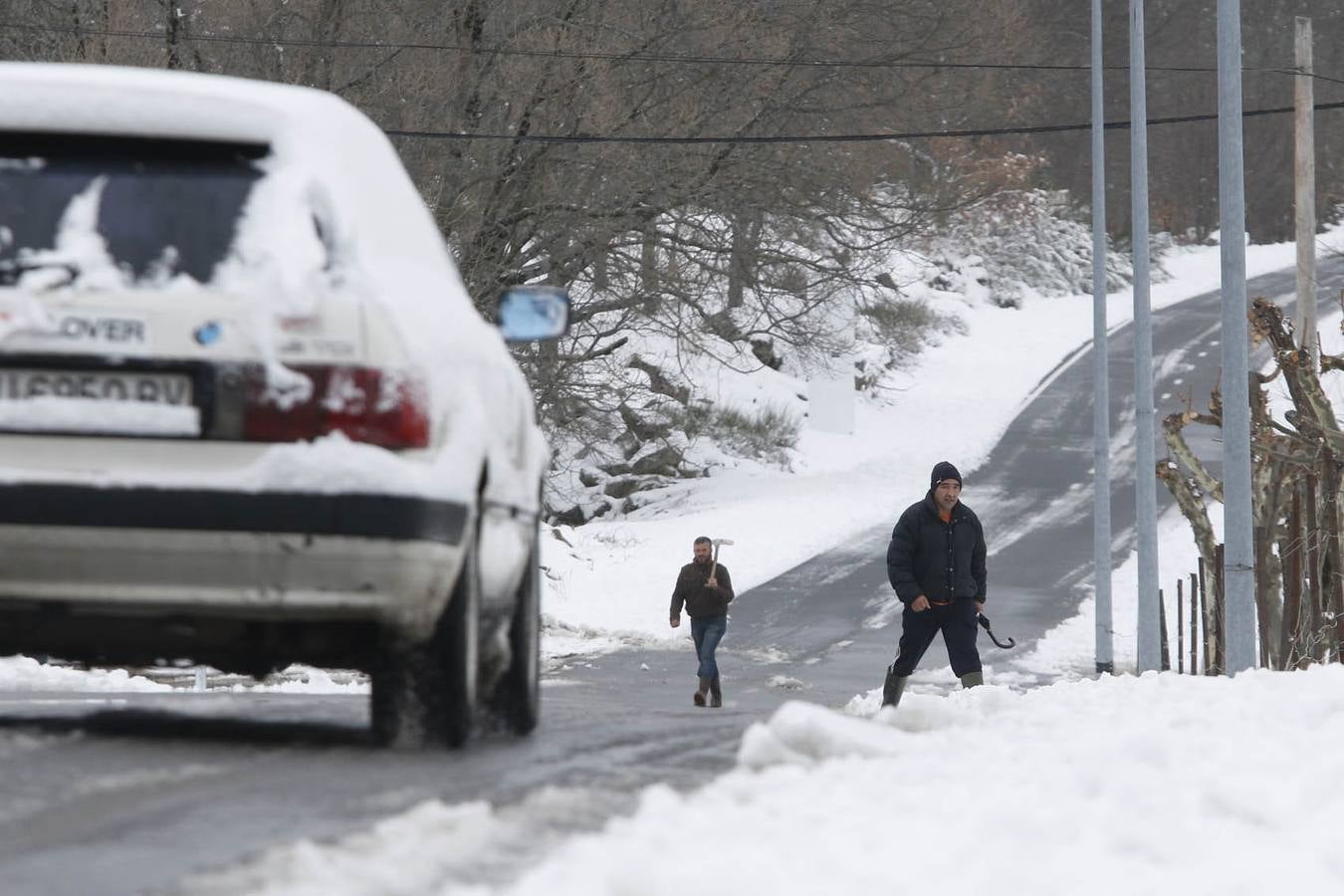 Domingo, 18 de enero: La primera nevada en Extremadura dejó cortada la carretera CC-102 en el Puerto de Honduras (Cáceres), en el municipio de Piornal, por la acumulación de nieve, El corte a la circulación se produjo entre los kilómetros 5 y 20 de la vía.También por nieve, había ayer dificultades entre Piornal y Garganta la Olla. Fotografia: Andy Solé