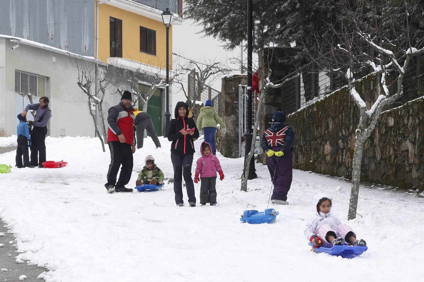 Domingo, 18 de enero: La primera nevada en Extremadura dejó cortada la carretera CC-102 en el Puerto de Honduras (Cáceres), en el municipio de Piornal, por la acumulación de nieve, El corte a la circulación se produjo entre los kilómetros 5 y 20 de la vía.También por nieve, había ayer dificultades entre Piornal y Garganta la Olla. Fotografia: Andy Solé