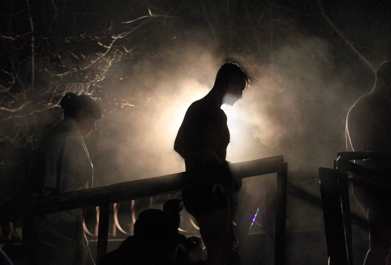 Algunos creyentes en un puente después de sumergirse en agua helada de un lago en la víspera de la Epifanía ortodoxa en Minsk, Bielorrusia. Fotografía: EFE-Tatyana Zenkovich