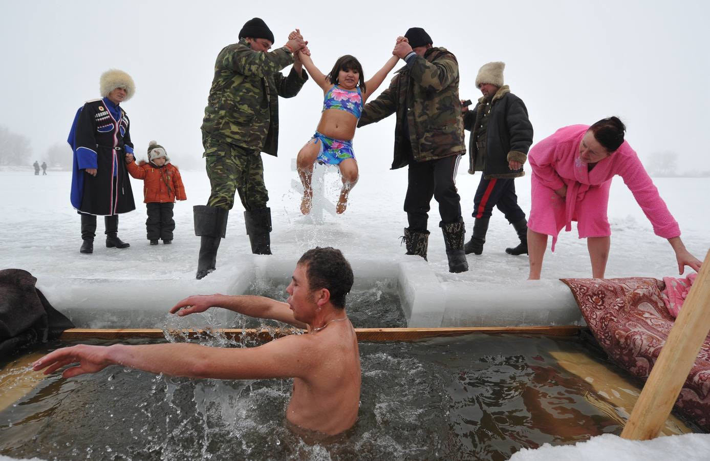 Fieles ortodoxos se sumergen en las aguas heladas de un lago, durante la celebración de la festividad de la Epifanía cerca del pueblo de Sretinka, a unos 40 kms de Bishkek. Entre los cristianos ortodoxos, la fiesta de la Epifanía celebra el día que el Espíritu de Dios descendió sobre los creyentes en forma de paloma durante el bautismo de Jesucristo en el río Jordán. Fotografía: AFP-Vyacheslav Oseledko