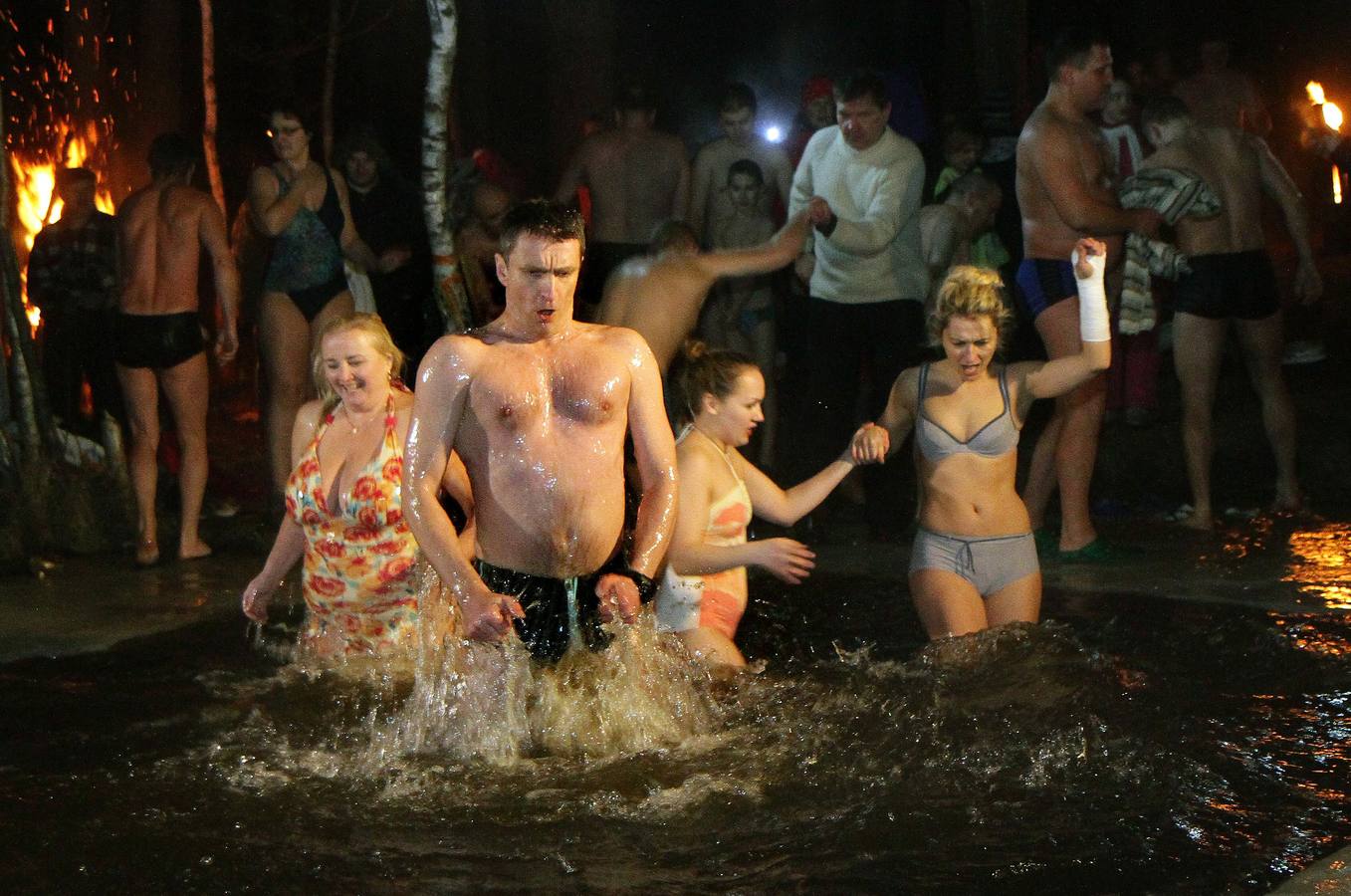 Los fieles toma un baño en un hueco realizado en el hielo de un lago congelado para celebrar la Epifanía ortodoxa rusa en Vilnius. Entre los cristianos ortodoxos, la fiesta de la Epifanía se celebra el día que el Espíritu de Dios descendió sobre los creyentes en forma de paloma durante el bautismo de Jesucristo en el río Jordán. Fotografía: AFP-petra Malukas