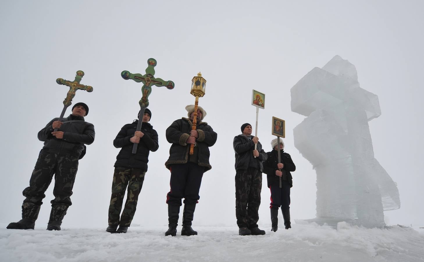 Creyentes ortodoxos con cruces durante la celebración de la fiesta de la Epifanía cerca del pueblo de Sretinka, a unos 40 kms de Bishkek. Fotografía: AFP-Vyacheslav Oseledko