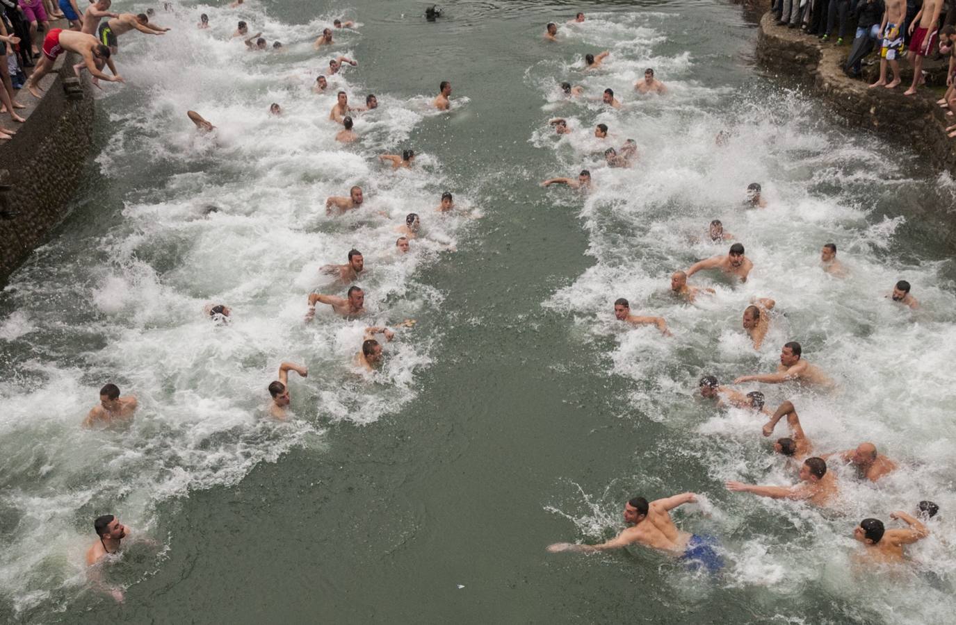 Los creyentes nadan en el río Ribnica en un intento de apoderarse de la cruz de madera durante las celebraciones del día de la Epifanía en Podgorica, Montenegro. Fotografía: REUTERS-Stevo Vasiljevic.