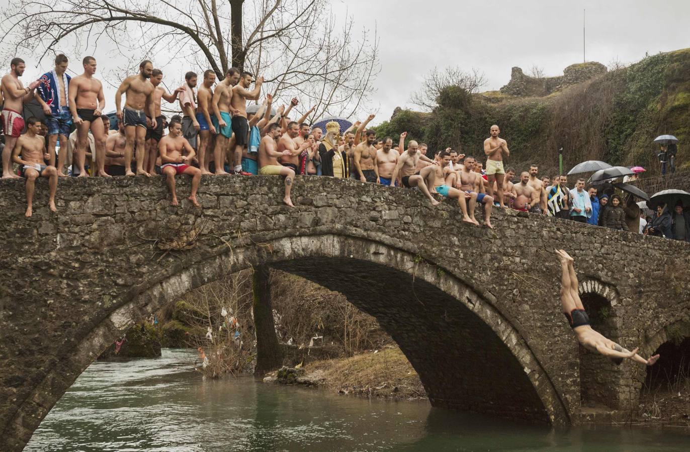 Creyentes saltan desde un puente al río después de las celebraciones de la festiviad de la Epifanía en Podgorica, Montenegro. Fotografía: REUTERS- Stevo Vasiljevic