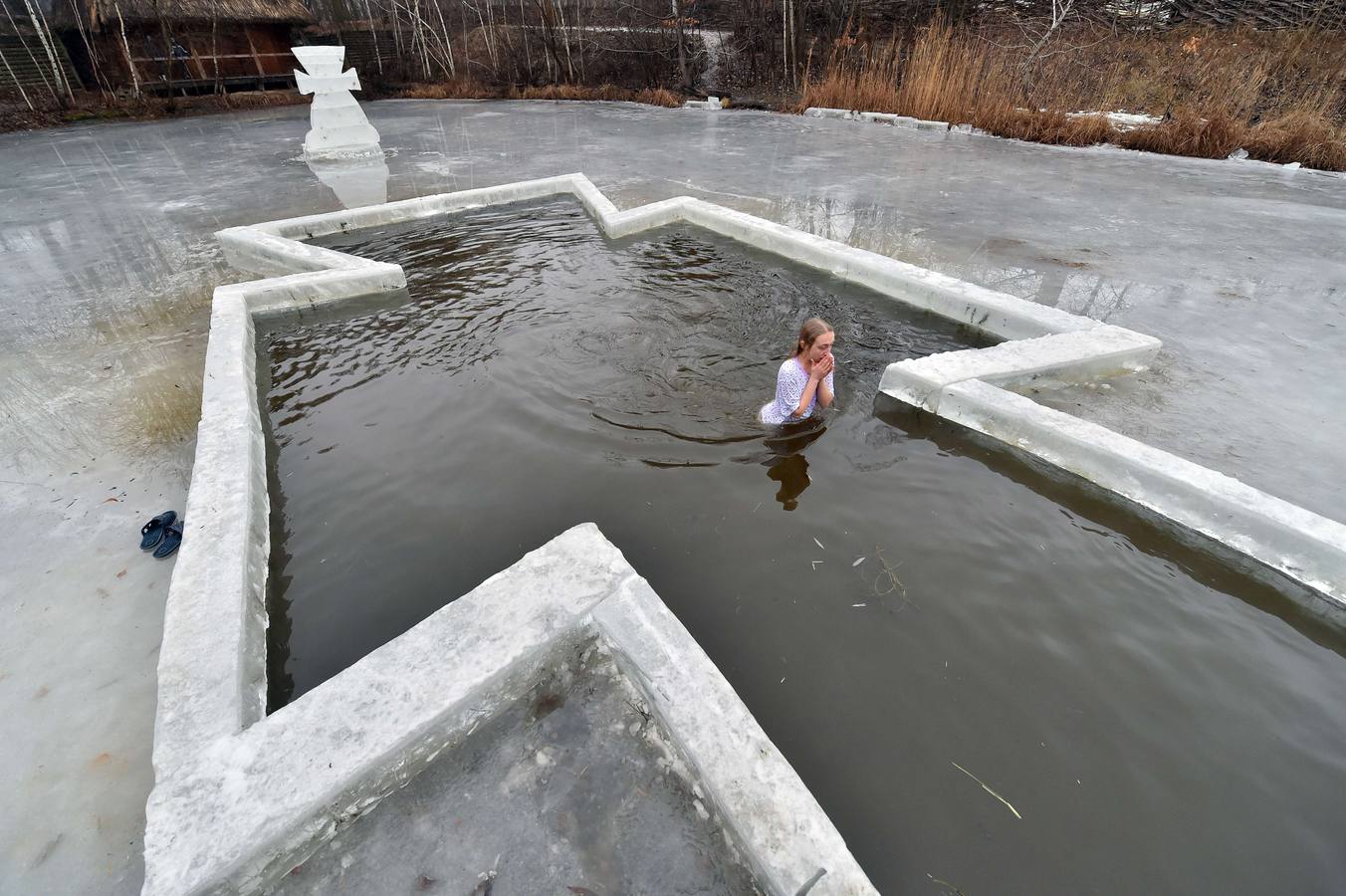 Una mujer se baña en las aguas heladas de un estanque de Kiev durante la celebración de la festividad de la Epifanía. Fotografía: AFP-Sergei Supinsky