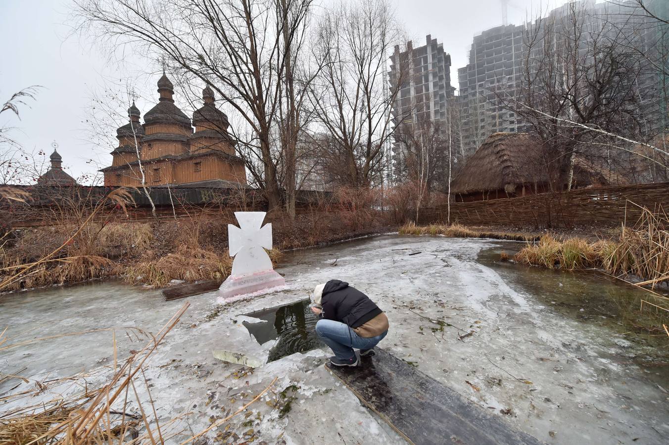 Un creyente ortodoxo se lava con el agua helada de un estanque en Kiev. Fotografía: AFP-Sergei Supinsky