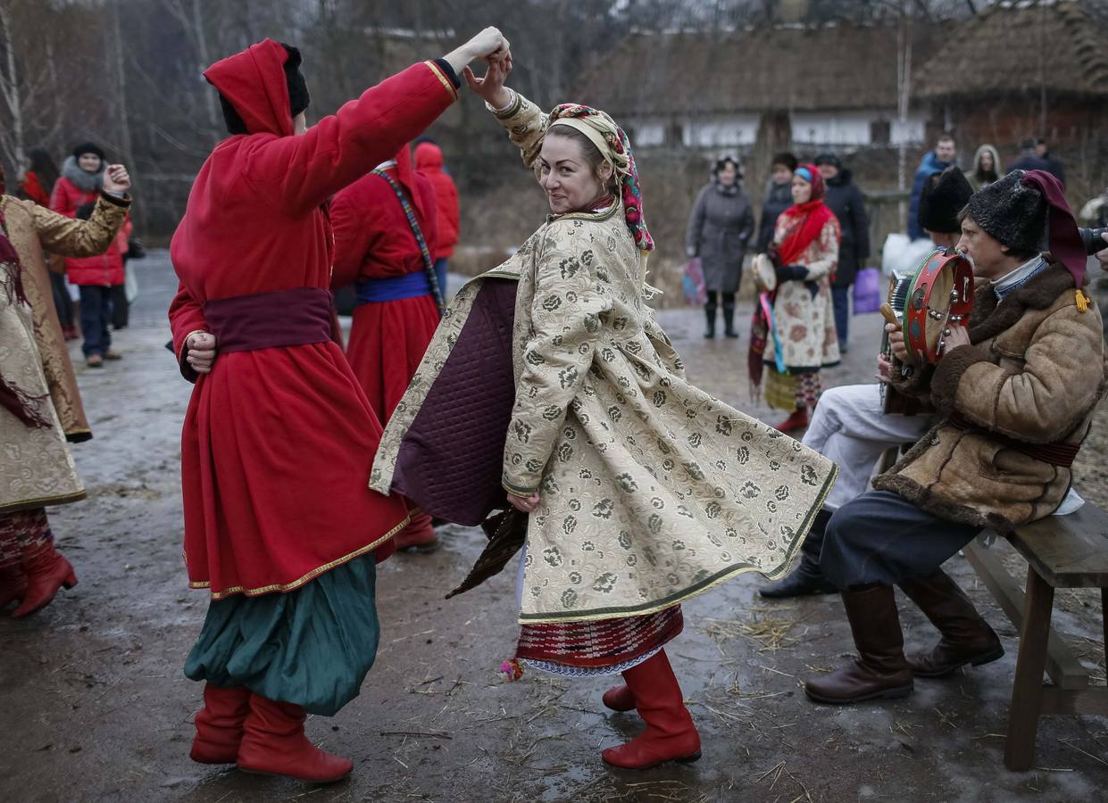 Ucranianos vestidos con trajes tradicionales de baile durante las celebraciones de la fiesta de la Epifanía ortodoxa en Kiev, Ucrania: Fotografía: REUTERS-Gleb Garanich