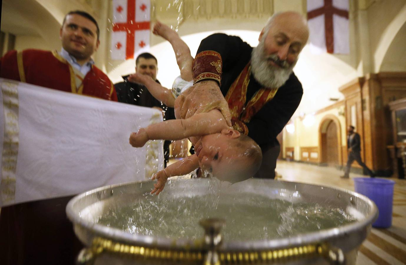 Bebés bautizados durante una ceremonia de bautismo en masa en el día de la Epifanía en Tbilisi. Alrededor de 1.000 niños fueron bautizados por la Iglesia Ortodoxa de Georgia durante la 38ª ceremonia de bautismo en masa en la catedral principal del país. REUTERS / David Mdzinarishvili