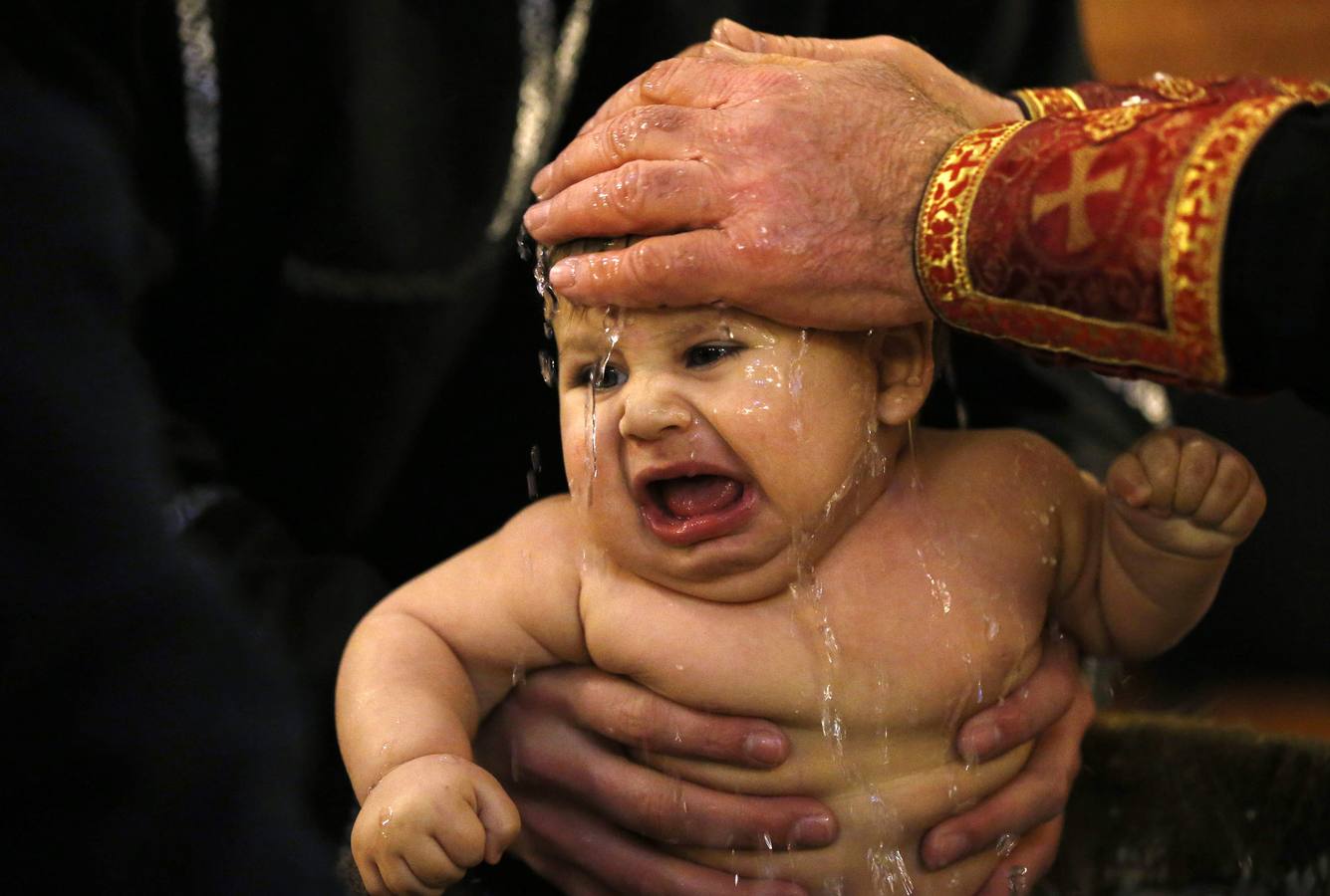 Bebés bautizados durante una ceremonia de bautismo en masa en el día de la Epifanía en Tbilisi. Alrededor de 1.000 niños fueron bautizados por la Iglesia Ortodoxa de Georgia durante la 38ª ceremonia de bautismo en masa en la catedral principal del país. REUTERS / David Mdzinarishvili