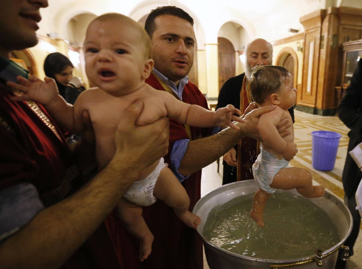 Bebés bautizados durante una ceremonia de bautismo en masa en el día de la Epifanía en Tbilisi. Alrededor de 1.000 niños fueron bautizados por la Iglesia Ortodoxa de Georgia durante la 38ª ceremonia de bautismo en masa en la catedral principal del país. REUTERS / David Mdzinarishvili