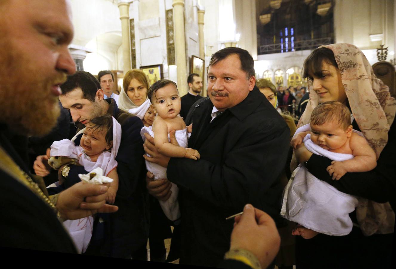 Bebés bautizados durante una ceremonia de bautismo en masa en el día de la Epifanía en Tbilisi. Alrededor de 1.000 niños fueron bautizados por la Iglesia Ortodoxa de Georgia durante la 38ª ceremonia de bautismo en masa en la catedral principal del país. REUTERS / David Mdzinarishvili