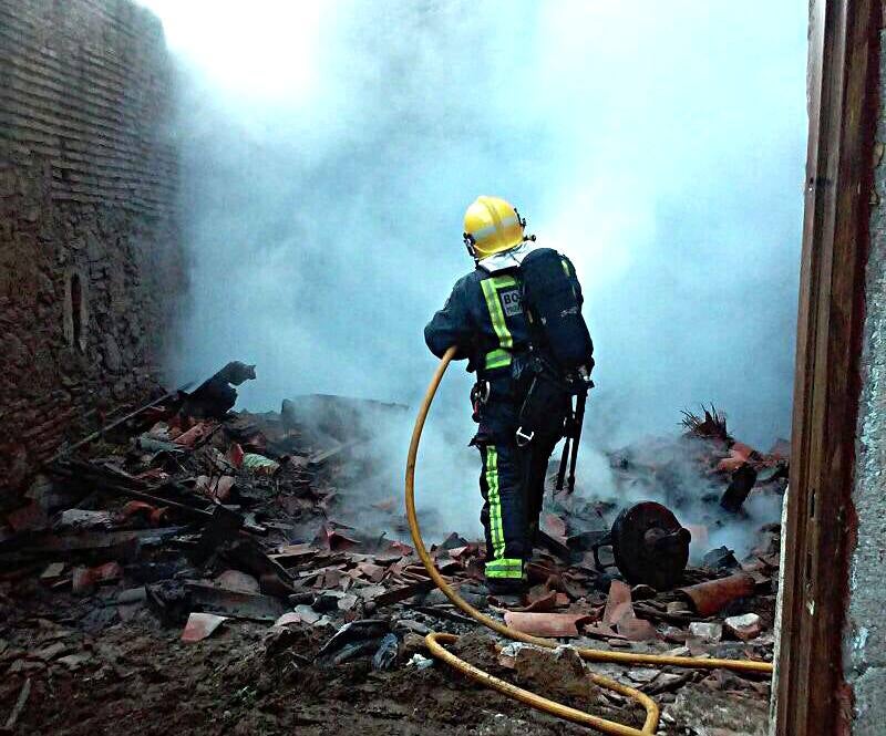 Un incendio junto al palacio episcopal de Plasencia obliga a cortar la avenida Calvo Sotelo