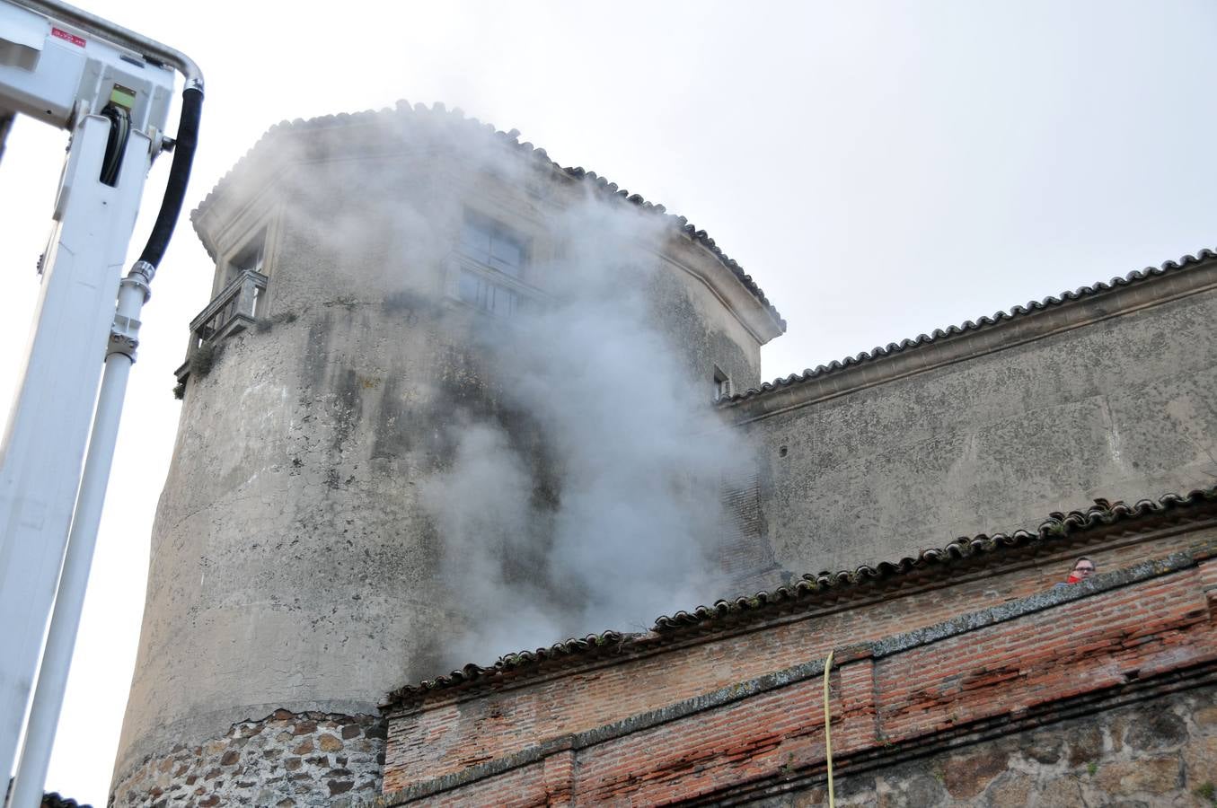 Un incendio junto al palacio episcopal de Plasencia obliga a cortar la avenida Calvo Sotelo