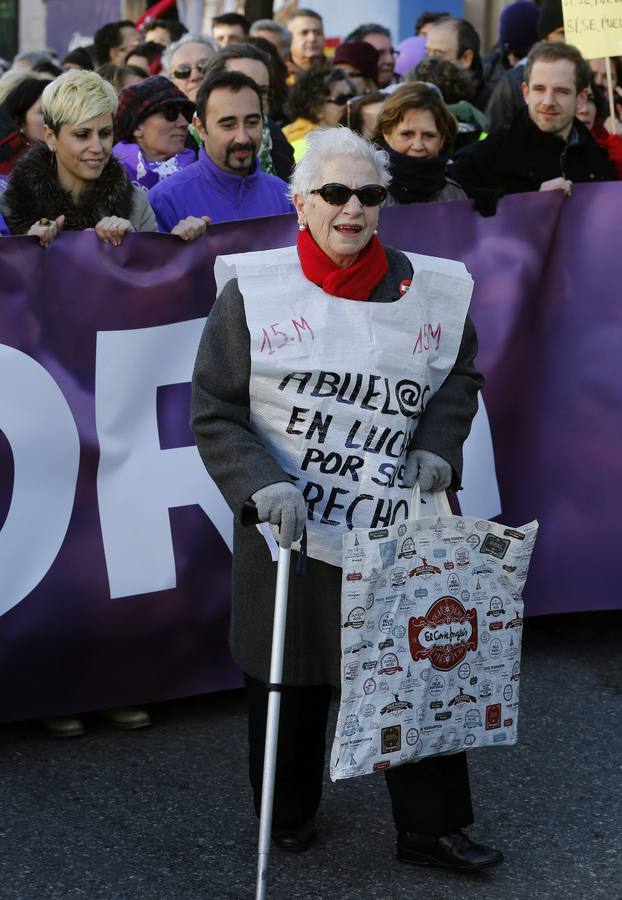 Una señora mayor participando en la marcha.