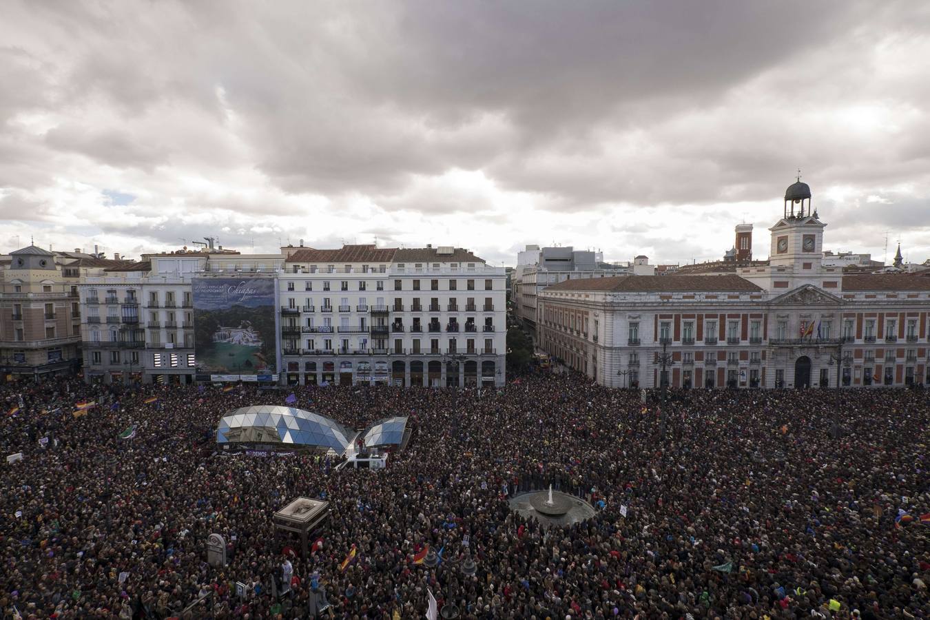 Miles de personas, en la Puerta del Sol.