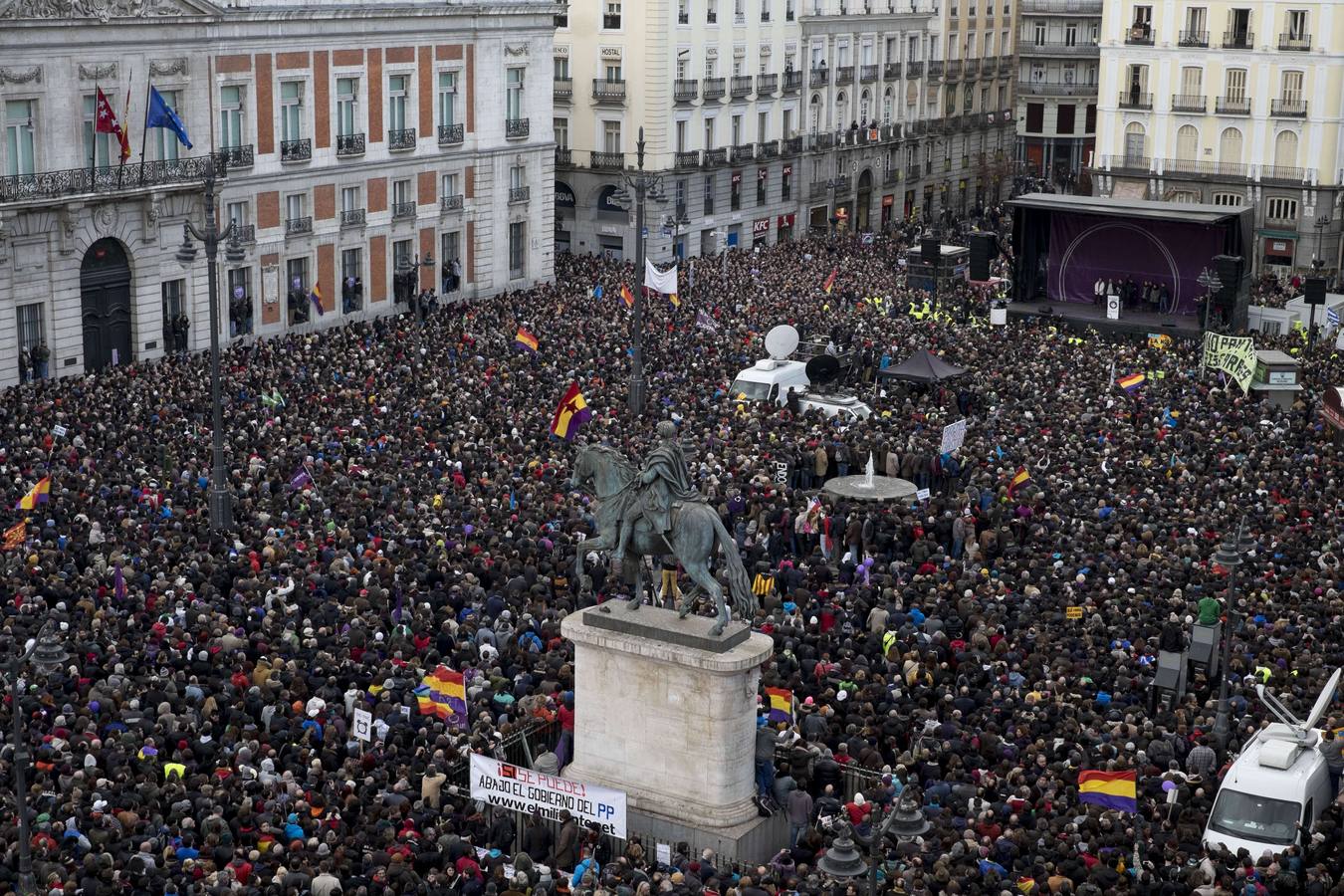 Miles de personas, en la Puerta del Sol.