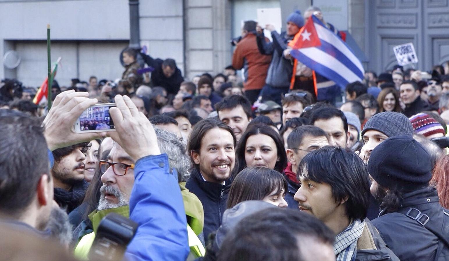 Pablo Iglesias sonríe, entre los miles de simpatizantes que abarrotan la Puerta del Sol.