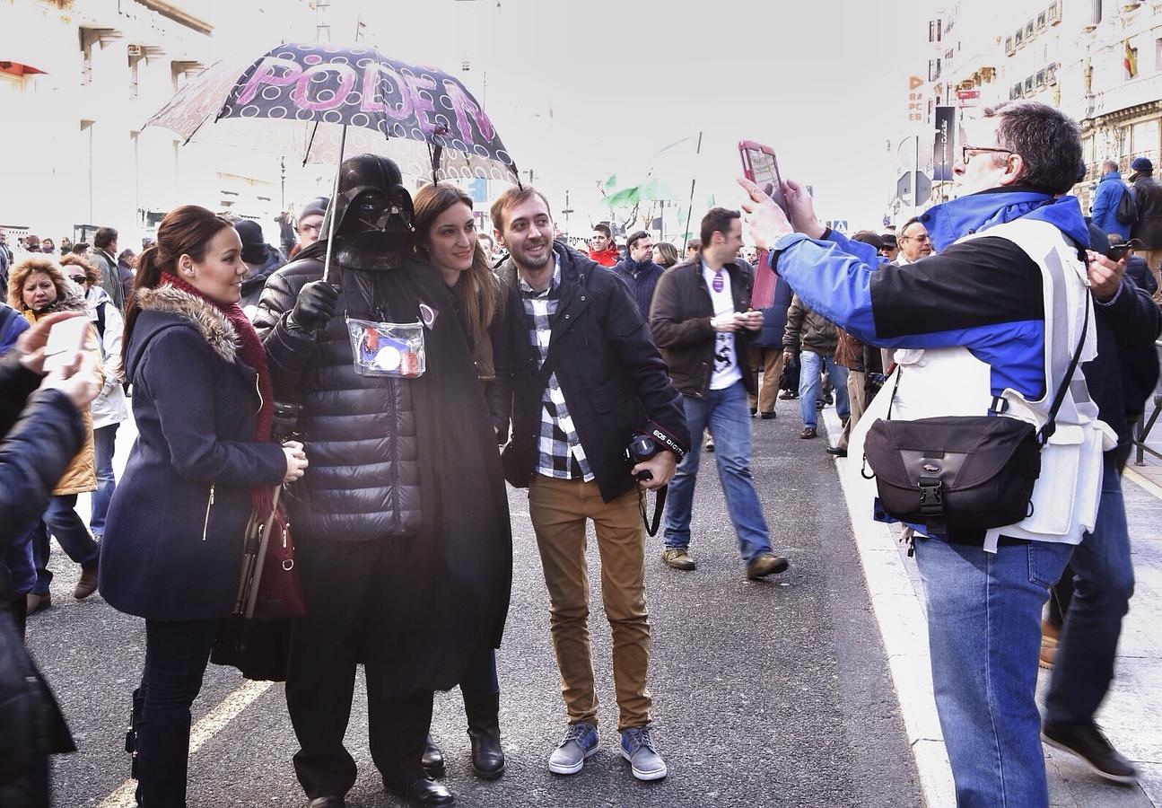 Simpatizantes se fotografían con un 'darth vader' seguidor de Podemos.