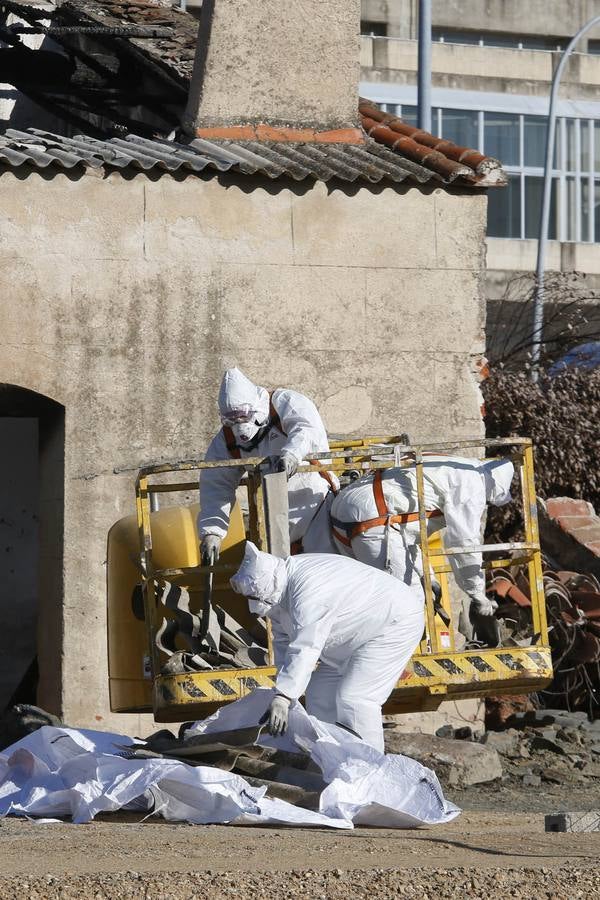 Retiran el amianto del nuevo parking